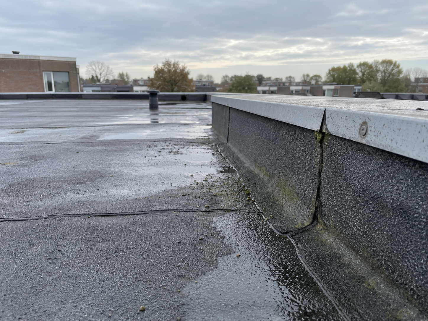Naad en aansluiting bij een plat dakdetail
